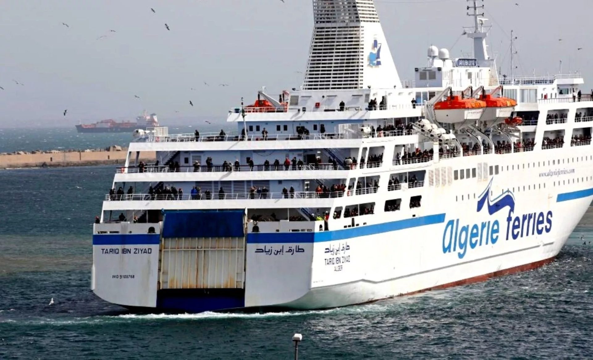 Un navire d'Algérie Ferries laisse des passagers et quitte le port