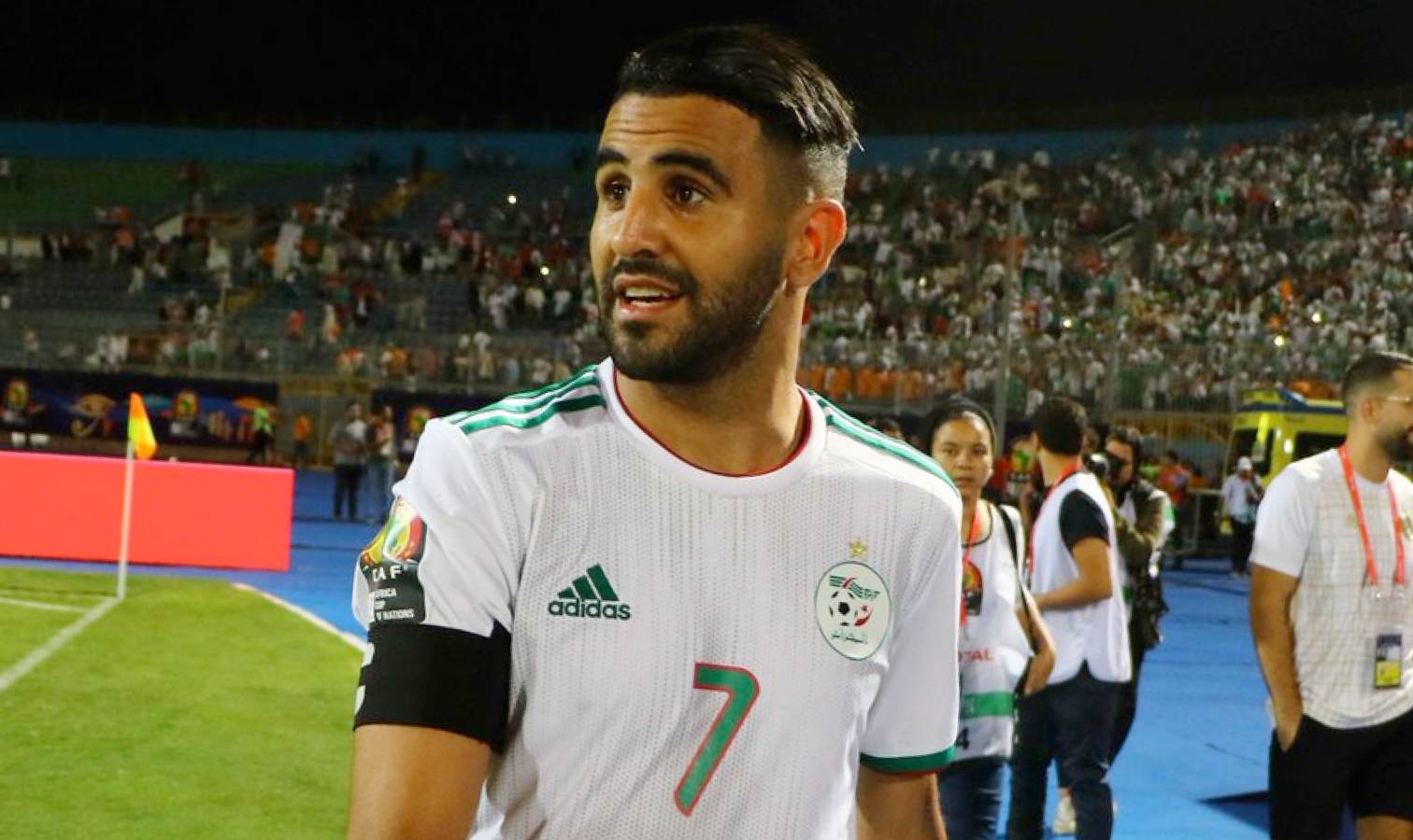 Équipe d’Algérie : Découvrez le comportement hautain de Mahrez à peine arrivé à l’aéroport (Vidéo)