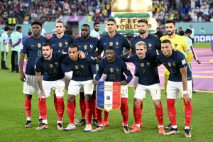 Scandale de l'exclusion de Karim Benzema de la Photo de l'équipe de France : Une controverse enflamme les réseaux sociaux