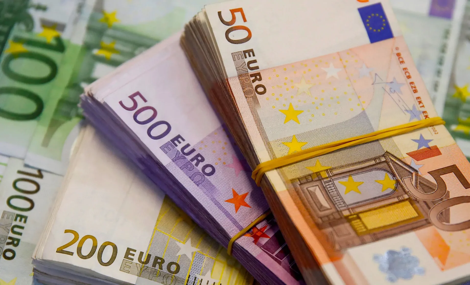 Taux actuel de l'euro en dinar algérien sur le marché noir - 6 fev. 2024 : Ce que vous devez savoir
