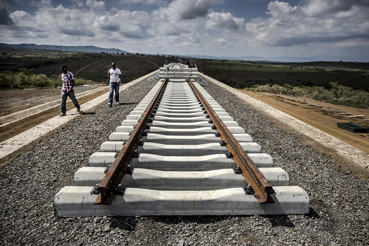 Algérie :construction de rails dans le désert