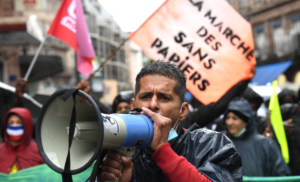 La France annule les refus d'entrée pour les sans-papiers : un tournant dans sa politique migratoire