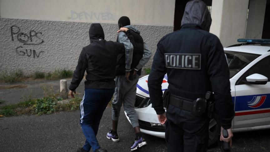 13 membres de la DZ Mafia arrêtés à Marseille : Un coup de filet dans le monde du trafic de drogue