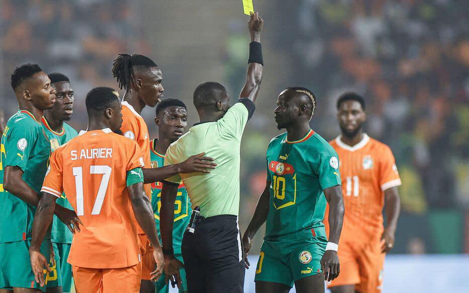 Algérie - Guinée : La FIFA choisit un arbitre sujet à controverse pour diriger le match